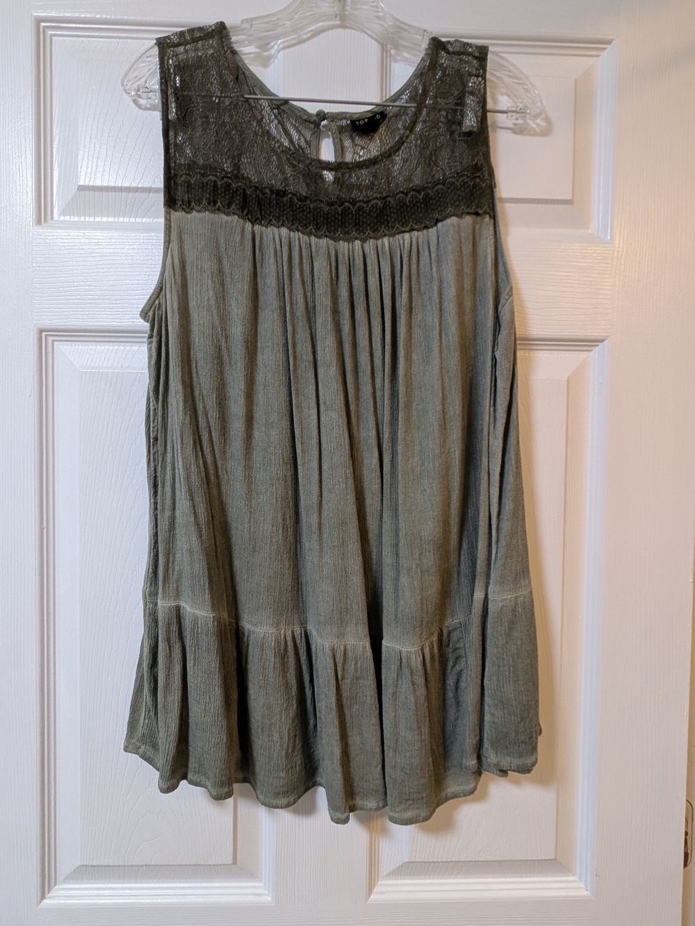 💚 Torrid Olive Lace Yoke Sleeveless Tiered Tunic Blouse